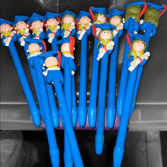 Grads pens - Picture 1 of 2